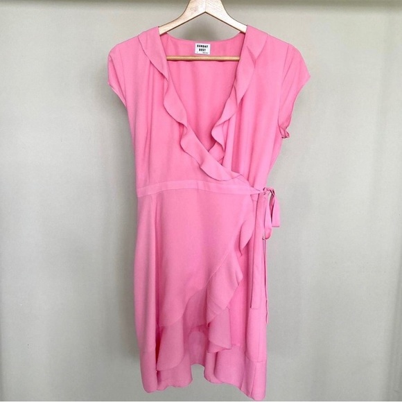 Aritzia Sunday Best Savoy wrap dress. 💗 - Picture 1 of 3